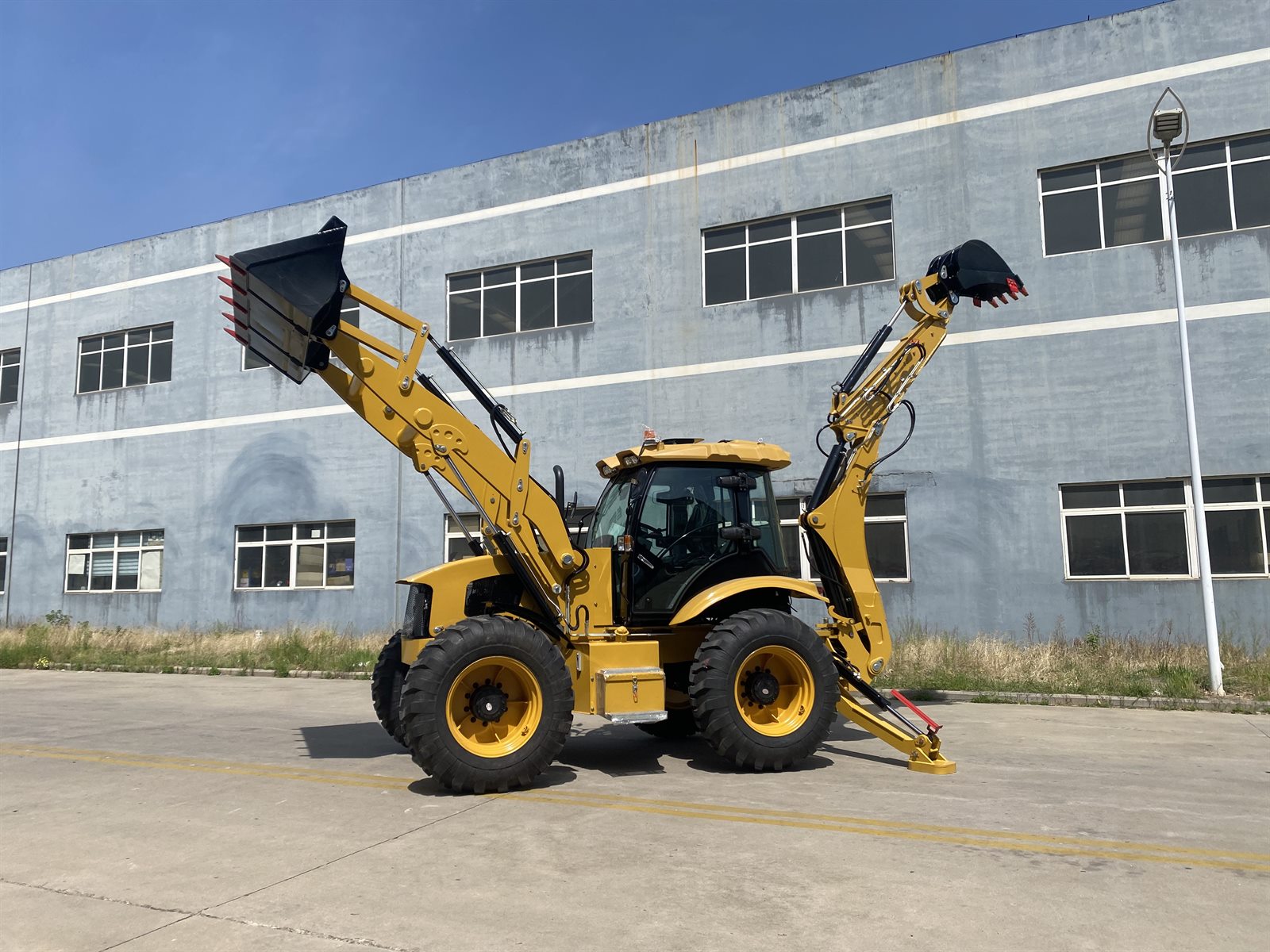 TLS4CX Backhoe Loader real machine view 6